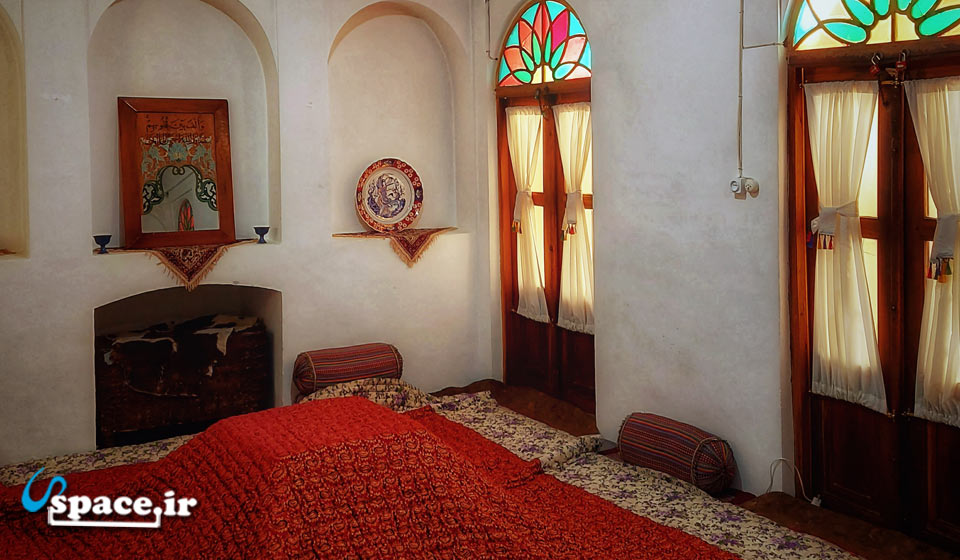 نمای داخلی اتاق شاهنشین اقامتگاه بوم گردی صد طاقچه - تودشک - اصفهان