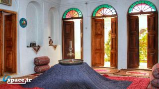 نمای داخلی اتاق سه دری اقامتگاه بوم گردی صد طاقچه - تودشک - اصفهان